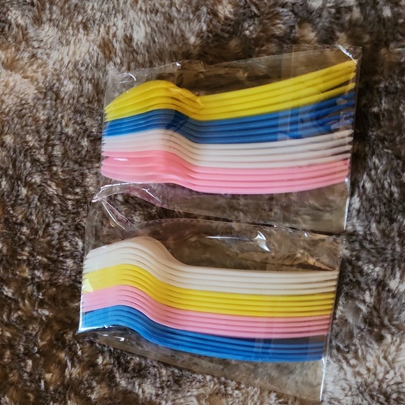 Colorful forks and spoons - Picture 1 of 3
